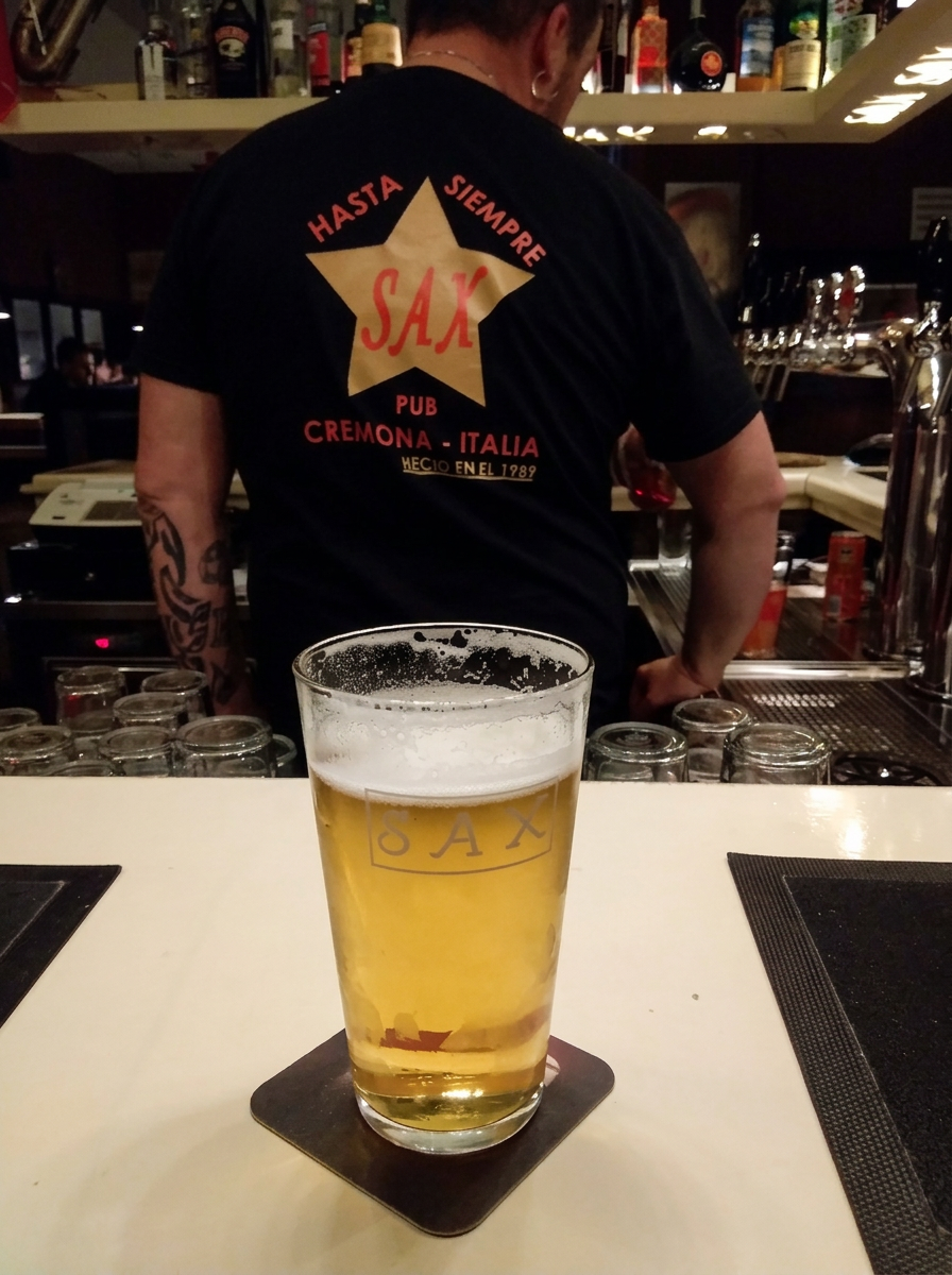 Una birra chiara al bancone davanti allo staff del SAX