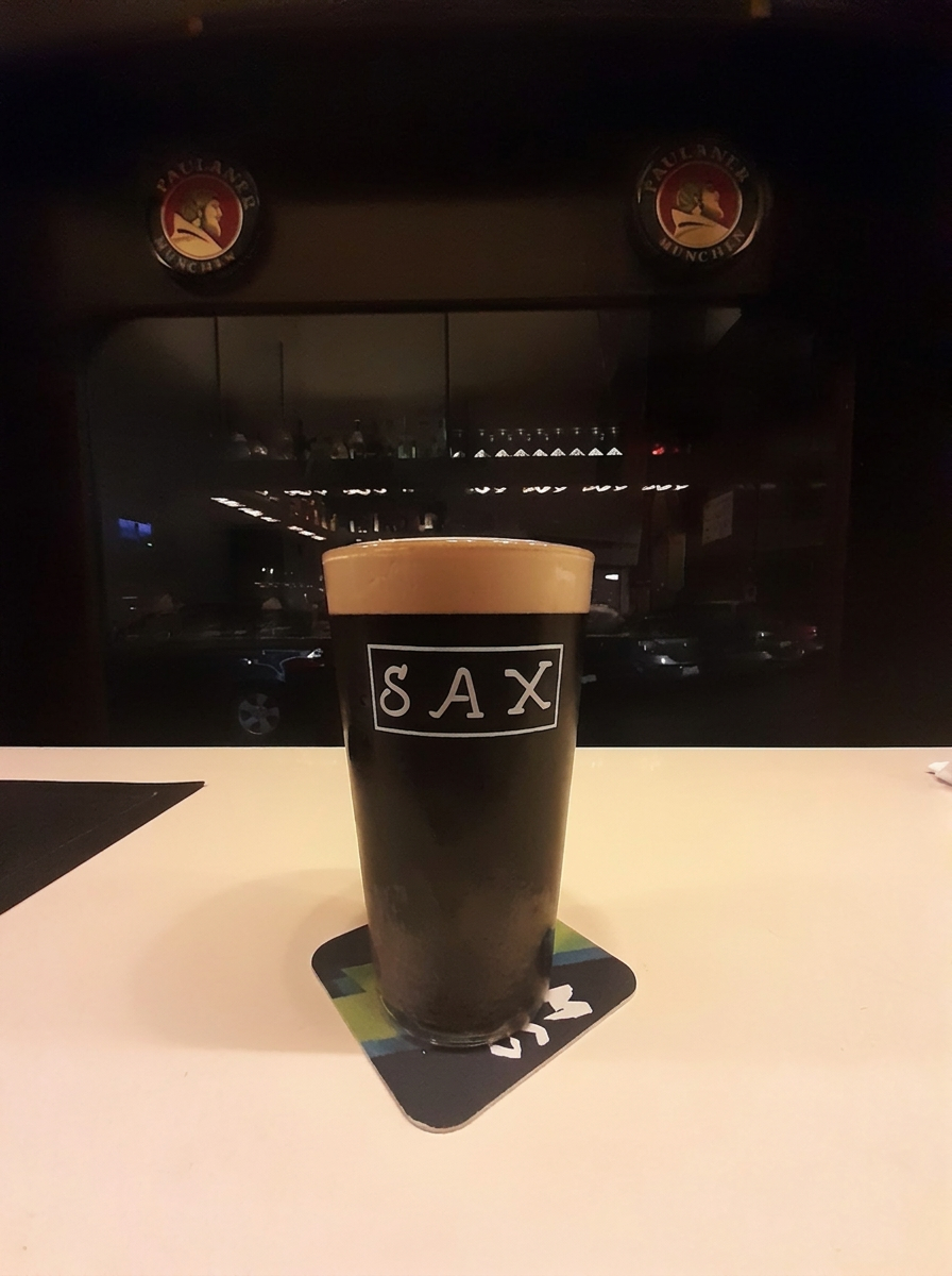 Una pinta di birra scura nel bicchiere SAX